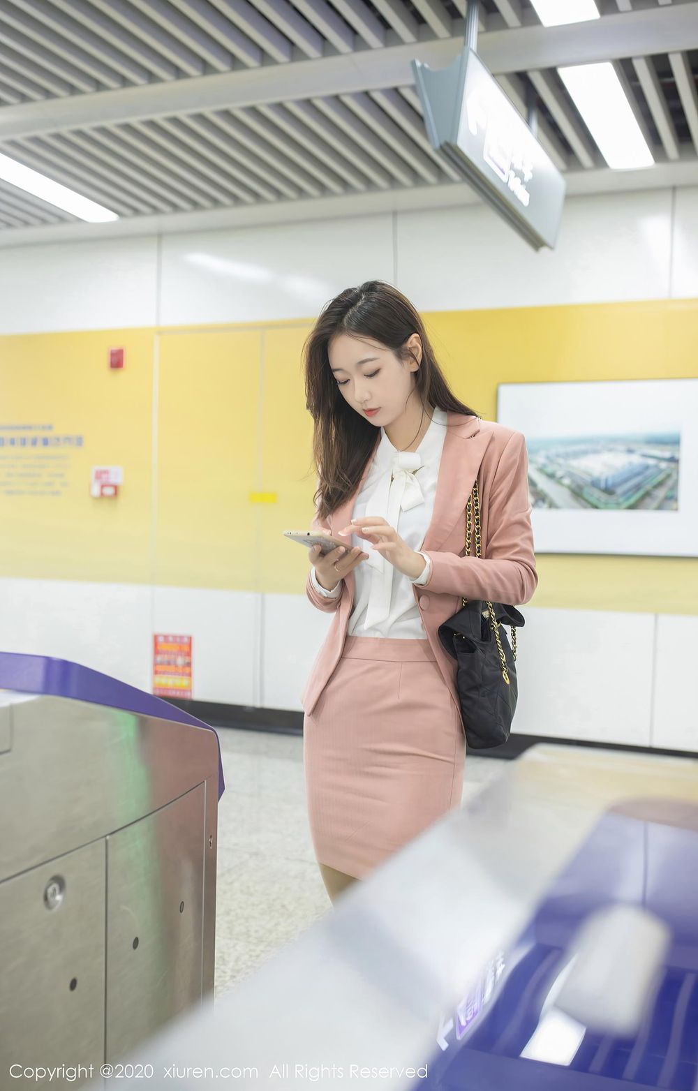 [XiuRen秀人网] 美女模特唐安琪 - 地铁学妹丝袜美腿系列性感套图 No.2865