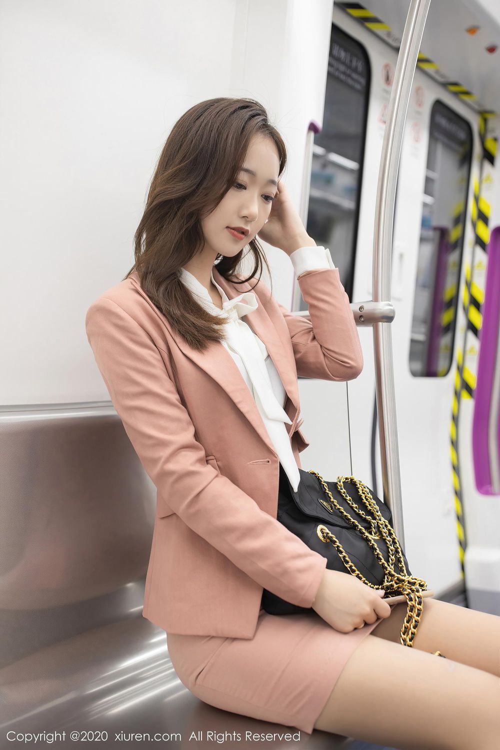 [XiuRen秀人网] 美女模特唐安琪 - 地铁学妹丝袜美腿系列性感套图 No.2865
