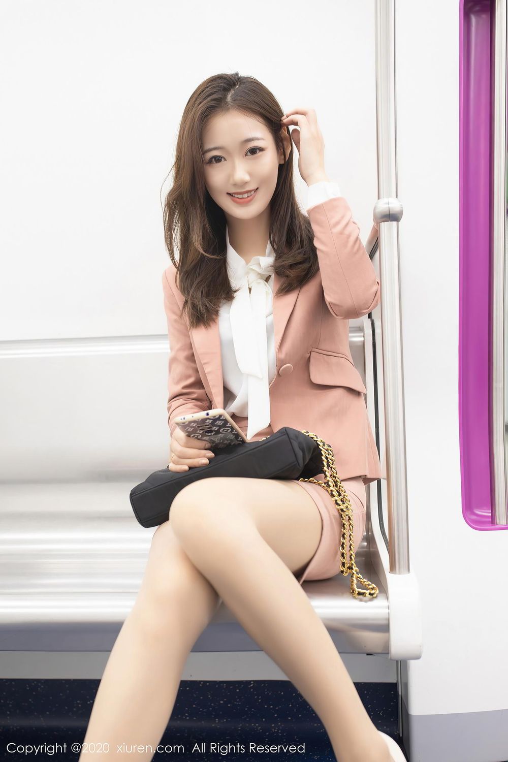 [XiuRen秀人网] 美女模特唐安琪 - 地铁学妹丝袜美腿系列性感套图 No.2865