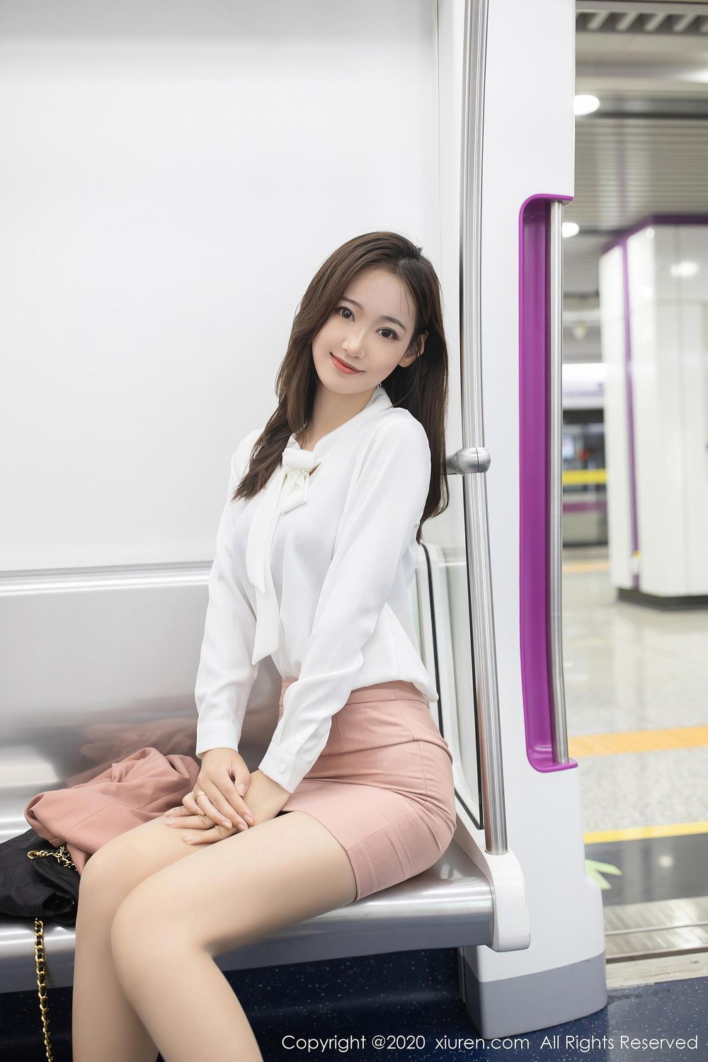 [XiuRen秀人网] 美女模特唐安琪 - 地铁学妹丝袜美腿系列性感套图 No.2865