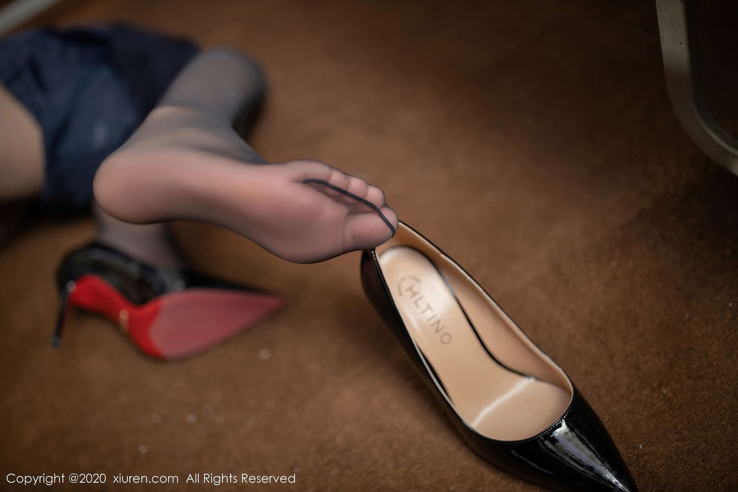 [XiuRen秀人网] 美女模特唐安琪 - 黑丝美腿空姐制服主题曼妙写真 No.2840