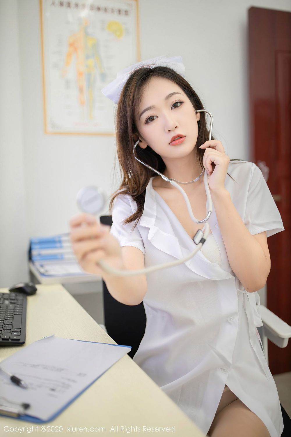 [XiuRen秀人网] 美女模特唐安琪 - 丝袜美腿护士制服系列性感写真 No.2893