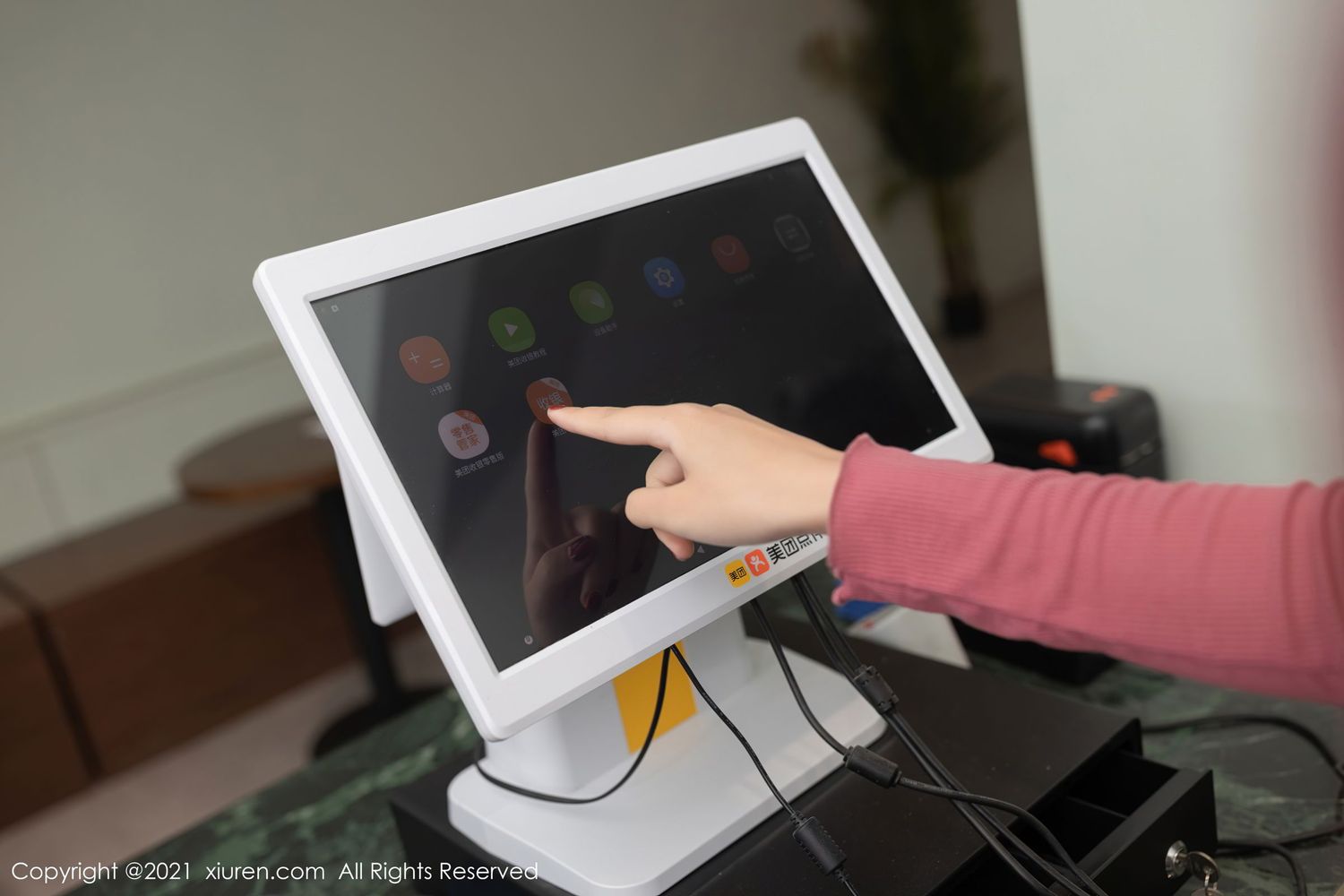 [XiuRen秀人网] 美女模特唐安琪 - 丝袜美腿都市丽人系列写真 No.3017