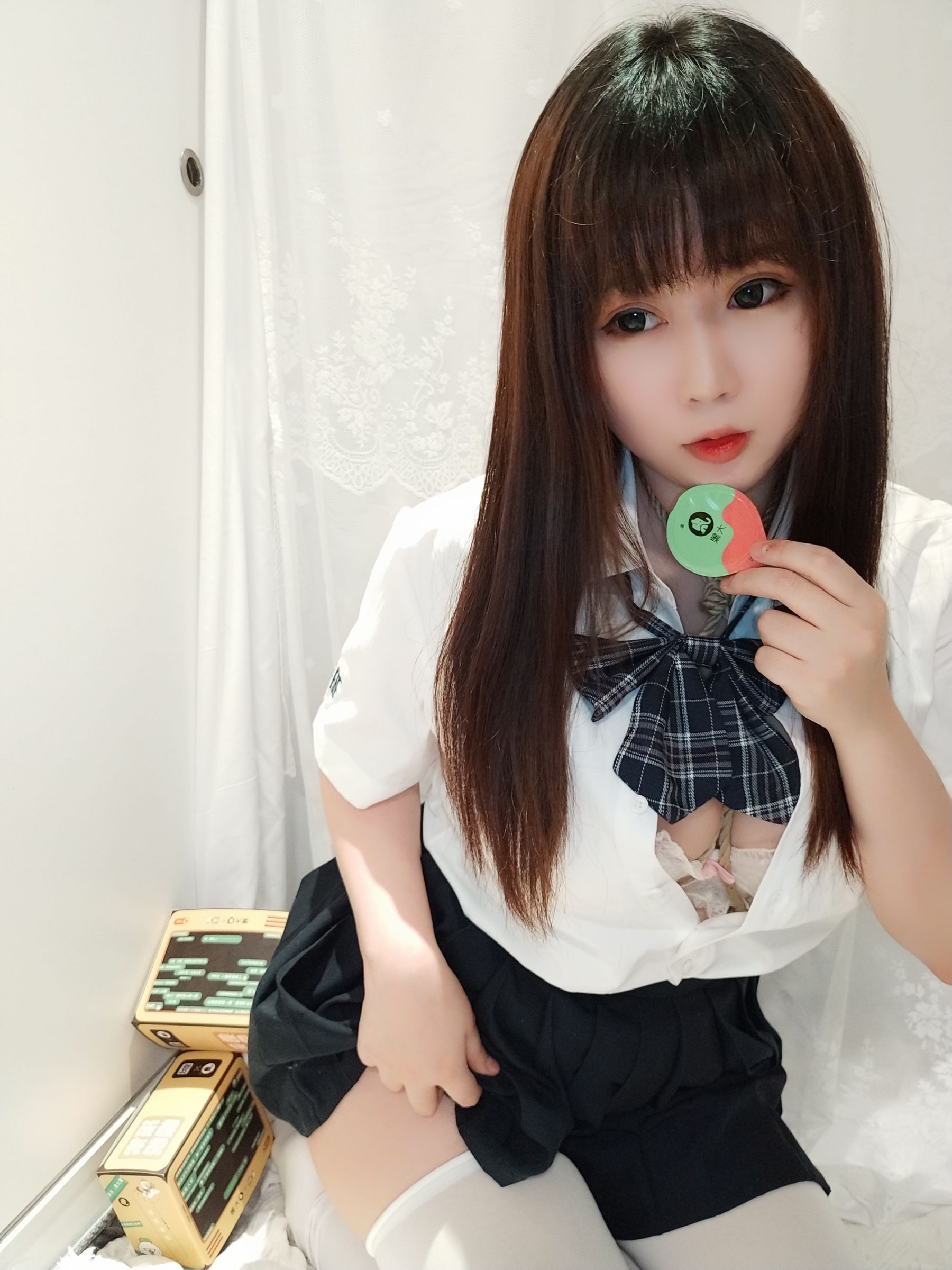 [Cosplay] 蜜桃少女是依酱呀 - JK捆绑