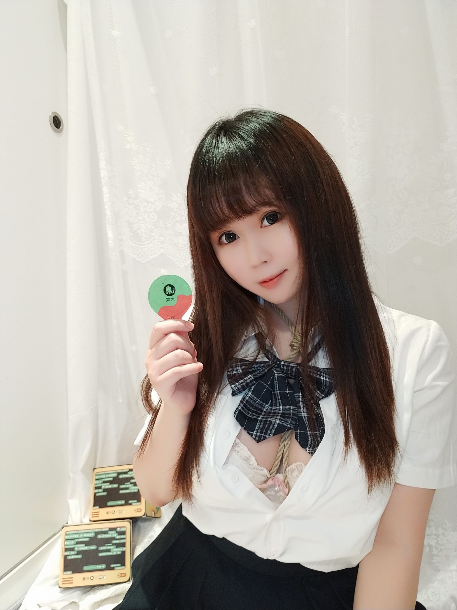 [Cosplay] 蜜桃少女是依酱呀 - JK捆绑