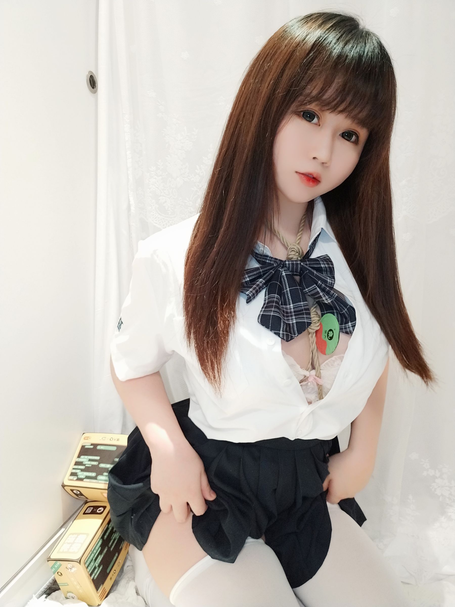 [Cosplay] 蜜桃少女是依酱呀 - JK捆绑