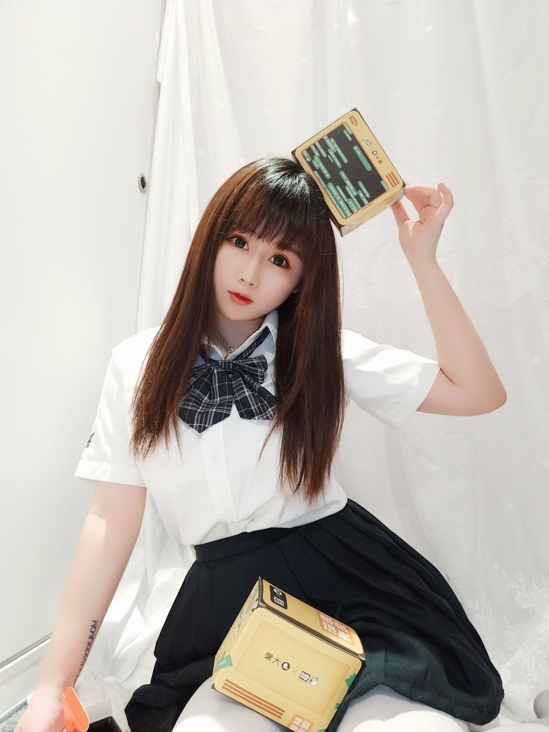 [Cosplay] 蜜桃少女是依酱呀 - JK捆绑