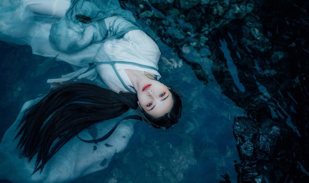 黑长直发古装美女红唇雪肤美图