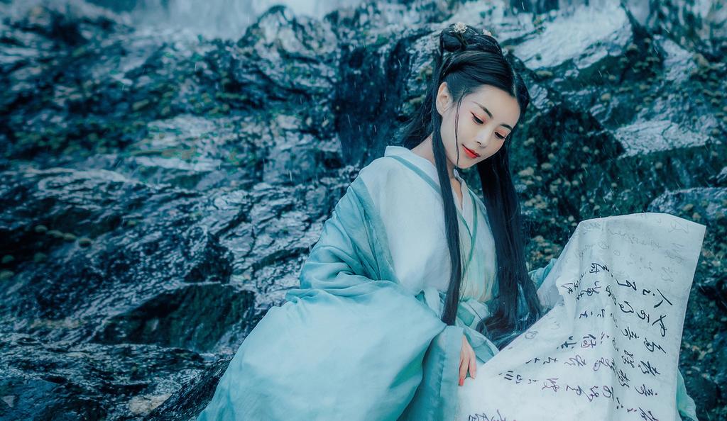 黑长直发古装美女红唇雪肤美图