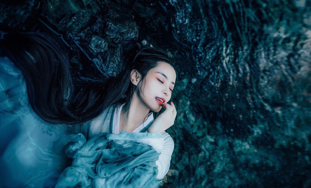 黑长直发古装美女红唇雪肤美图