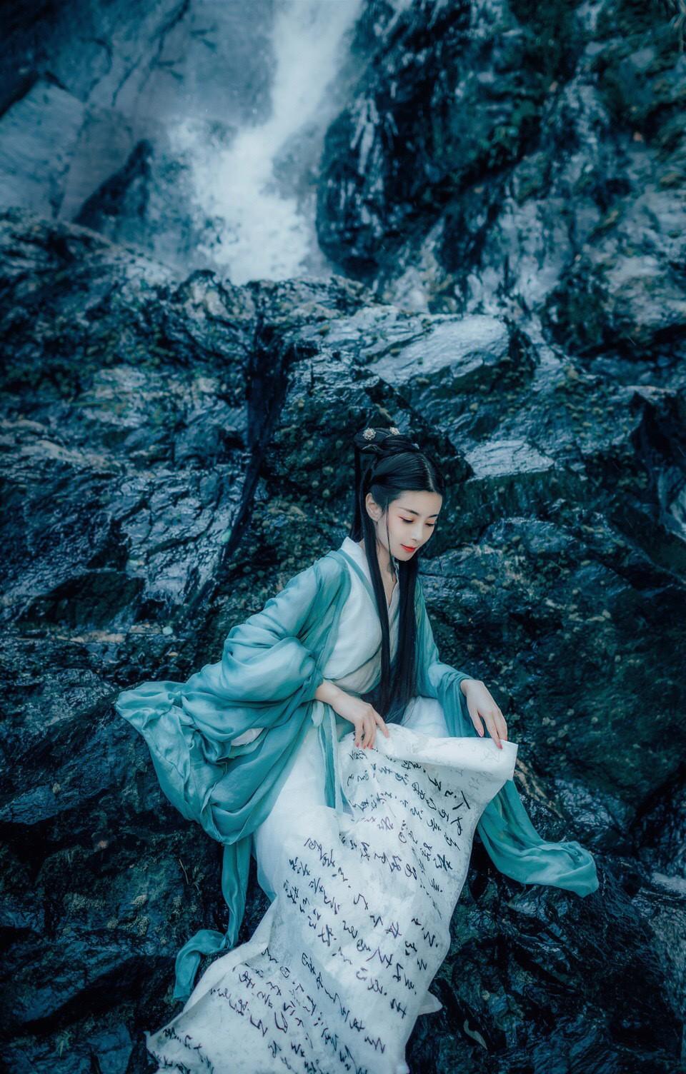 黑长直发古装美女红唇雪肤美图