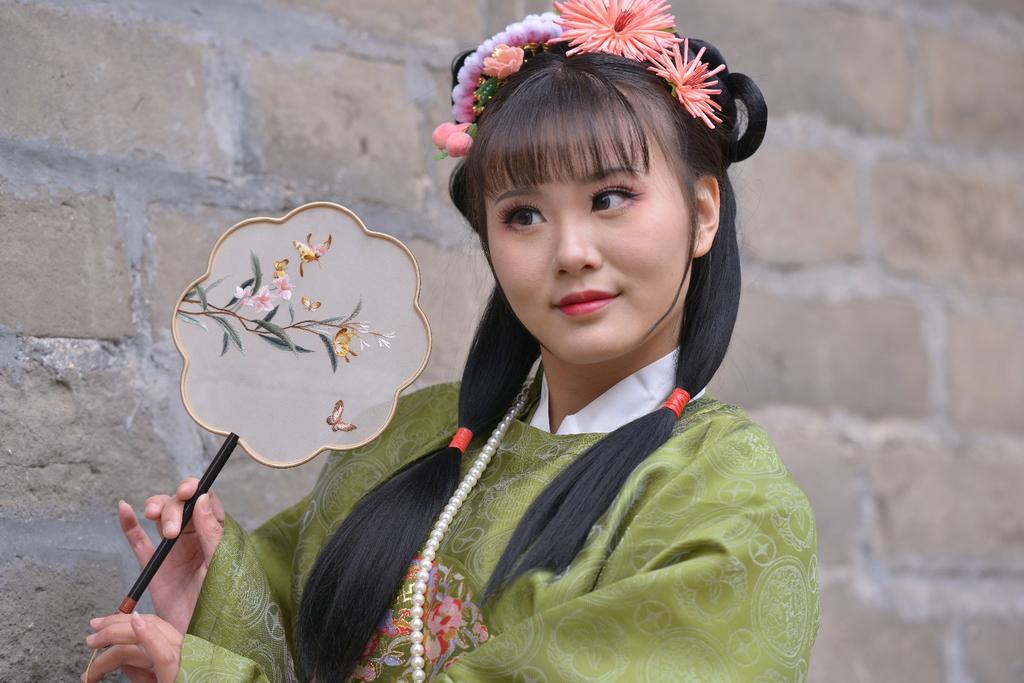 汉服美女手执罗扇风韵犹存美图