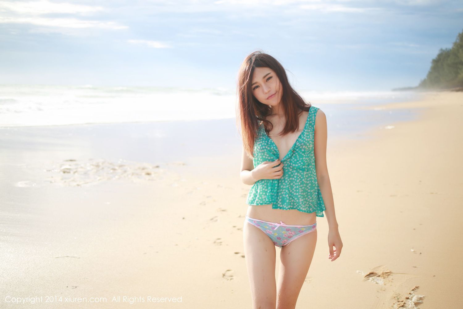 [XiuRen秀人网] 美女模特绮里嘉ula - 明艳长裙沙滩大尺度泰国旅拍 No.200