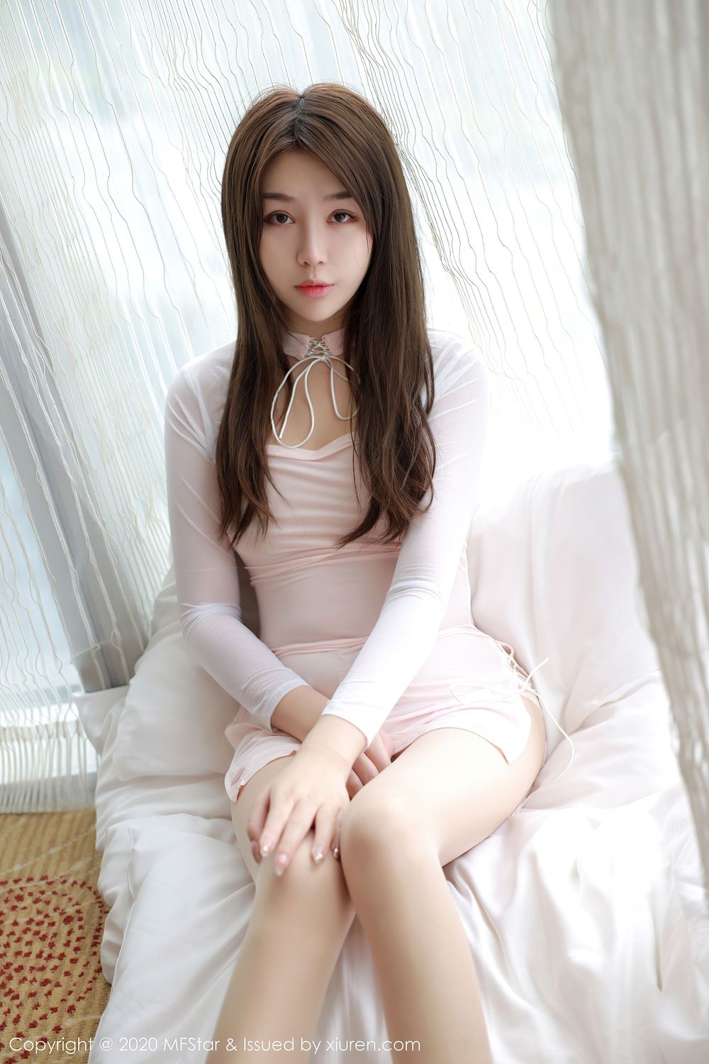 [MFStar模范学院] 美女模特梦梵 - 丝袜美腿白色私房粉嫩写真 Vol.372