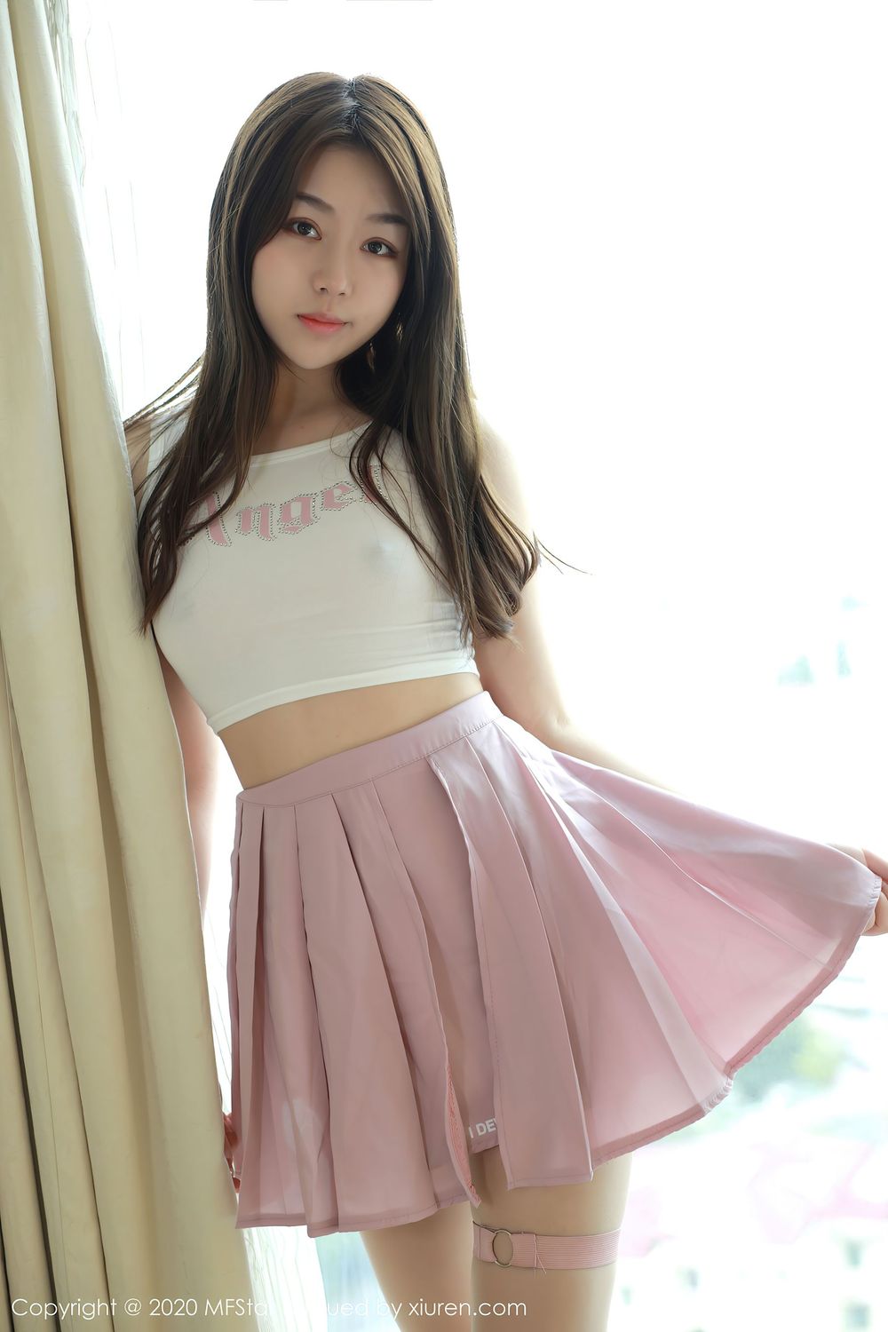 [MFStar模范学院] 美女模特梦梵 - 轻薄吊带与粉色短裙娇媚写真 Vol.384