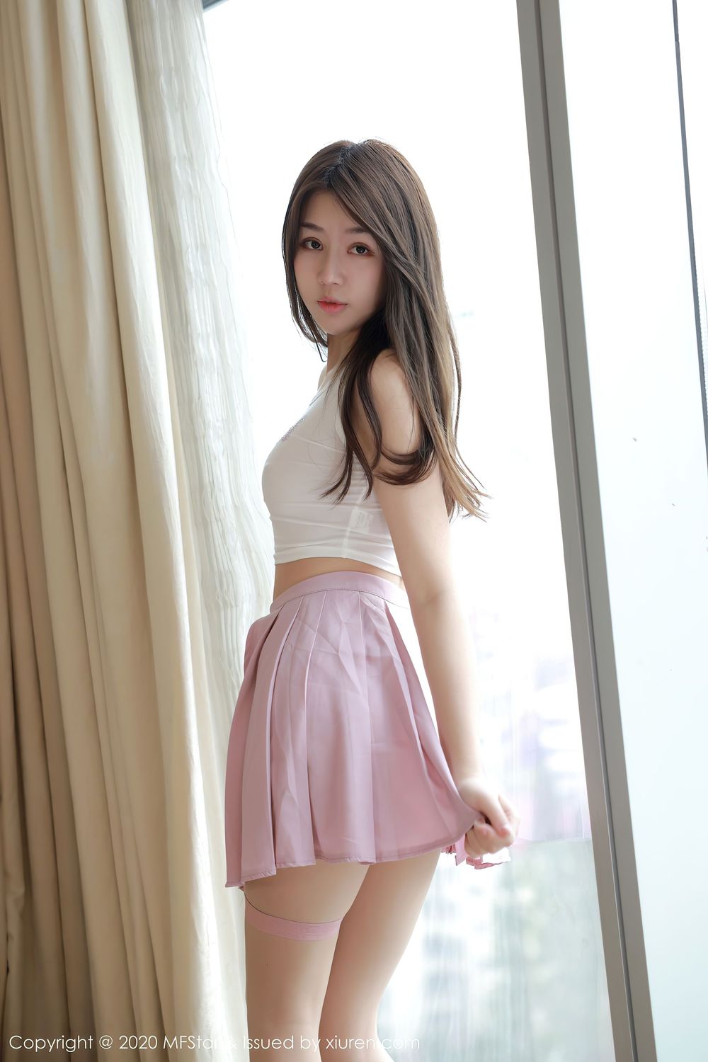 [MFStar模范学院] 美女模特梦梵 - 轻薄吊带与粉色短裙娇媚写真 Vol.384