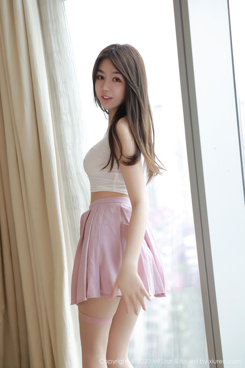 [MFStar模范学院] 美女模特梦梵 - 轻薄吊带与粉色短裙娇媚写真 Vol.384