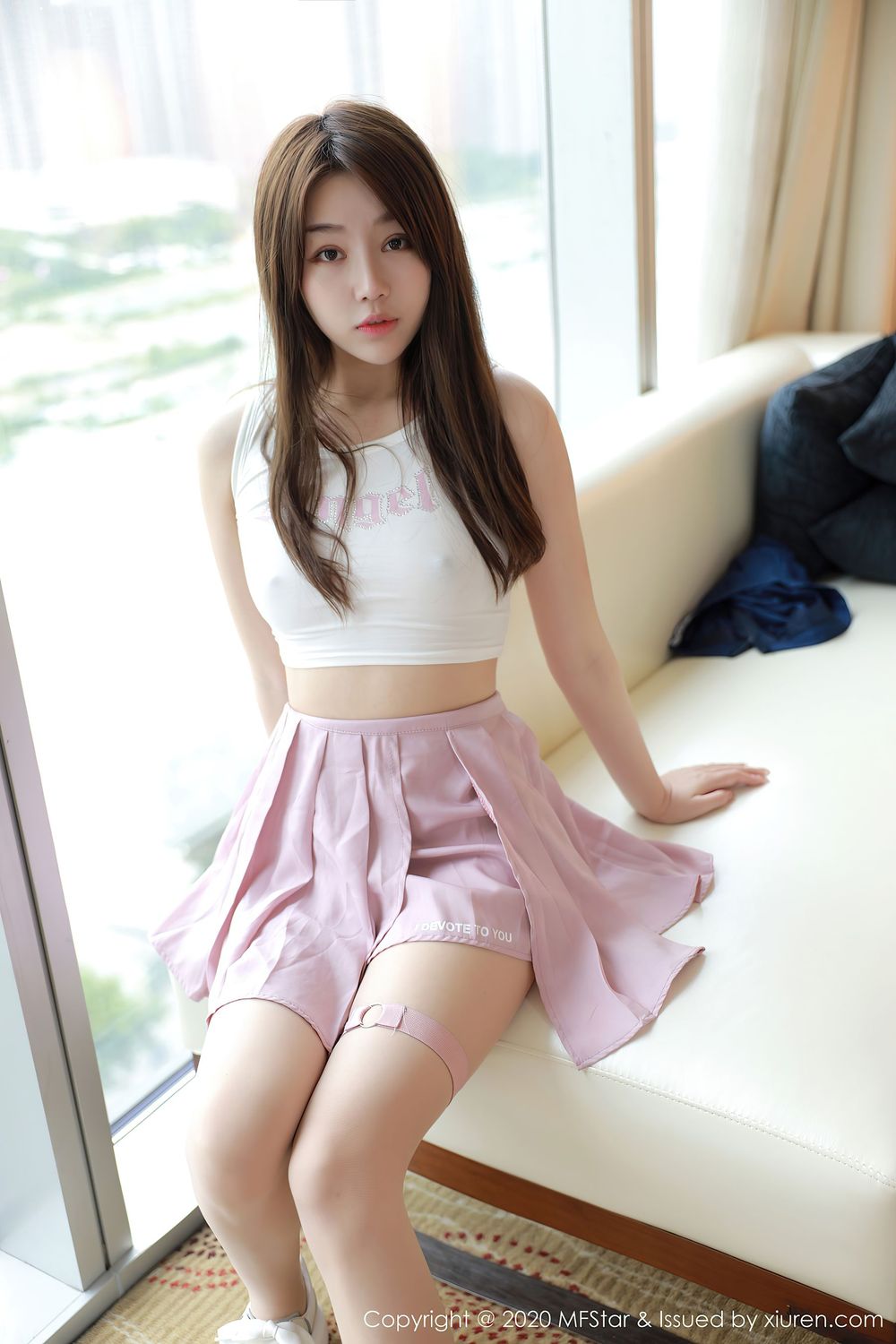 [MFStar模范学院] 美女模特梦梵 - 轻薄吊带与粉色短裙娇媚写真 Vol.384