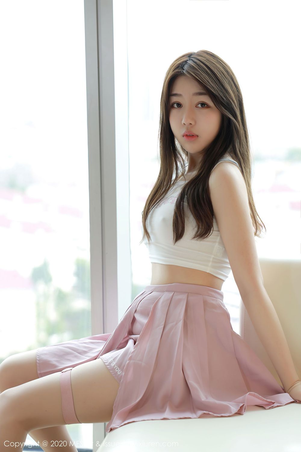 [MFStar模范学院] 美女模特梦梵 - 轻薄吊带与粉色短裙娇媚写真 Vol.384