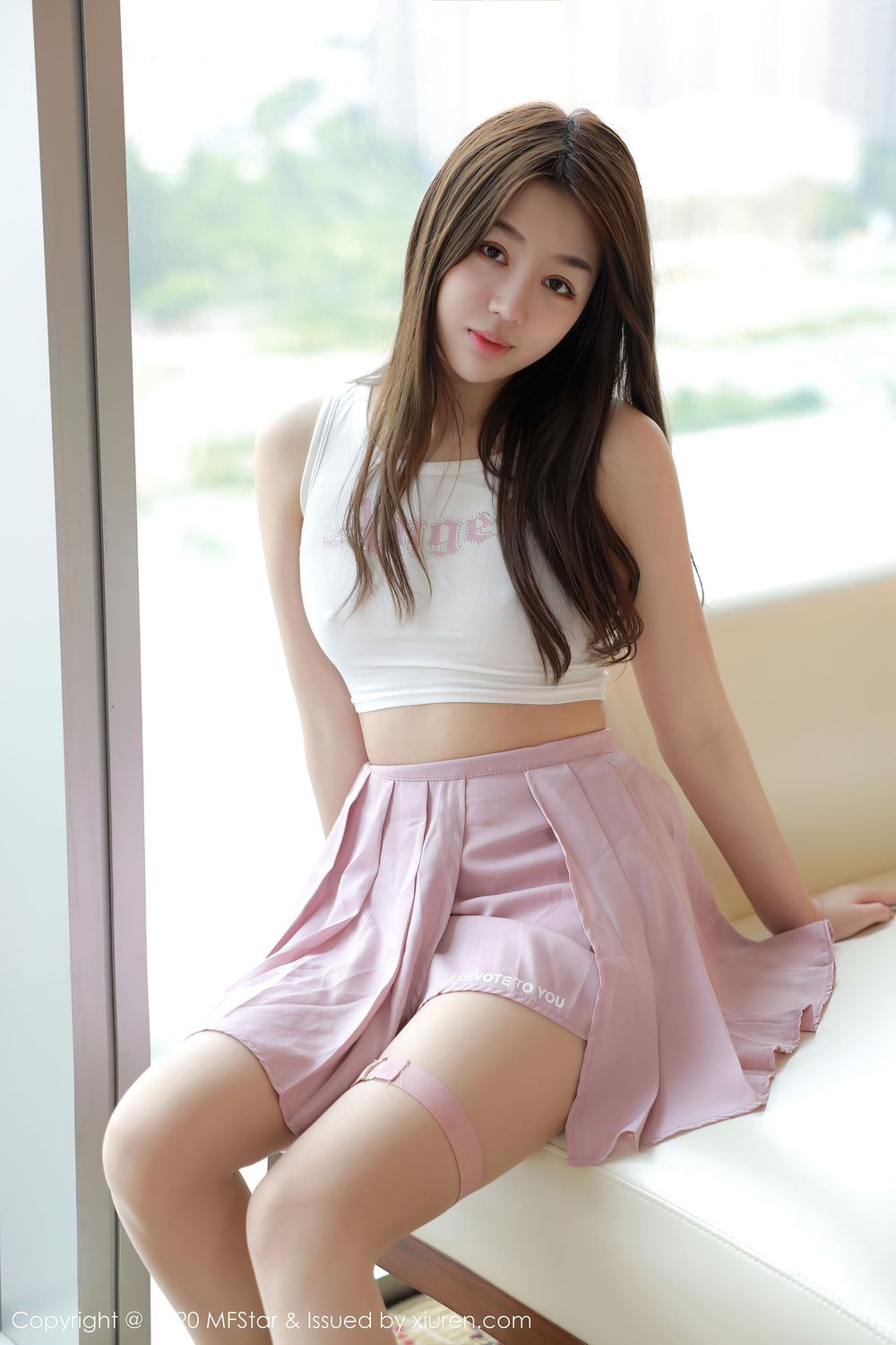 [MFStar模范学院] 美女模特梦梵 - 轻薄吊带与粉色短裙娇媚写真 Vol.384