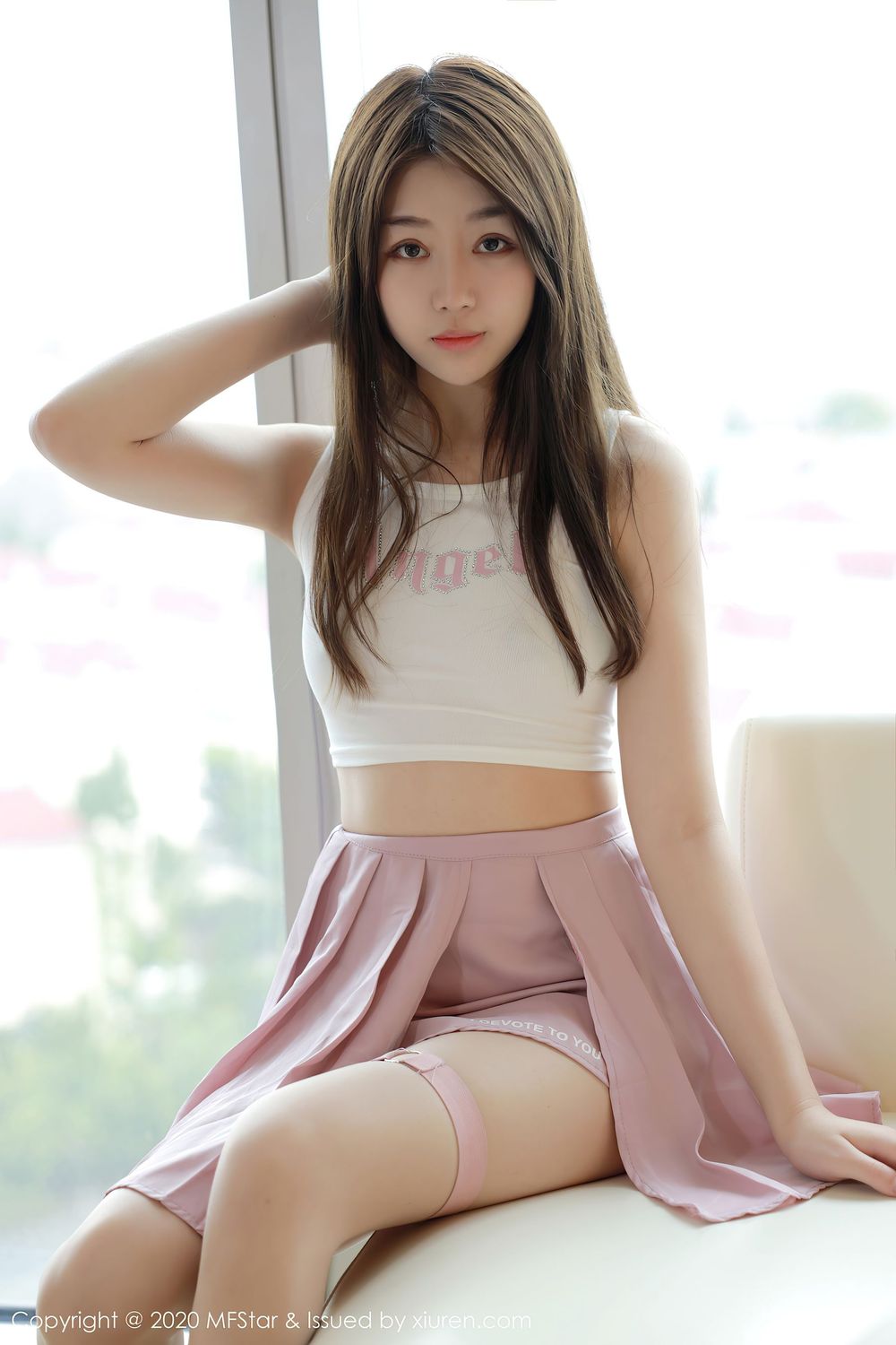 [MFStar模范学院] 美女模特梦梵 - 轻薄吊带与粉色短裙娇媚写真 Vol.384