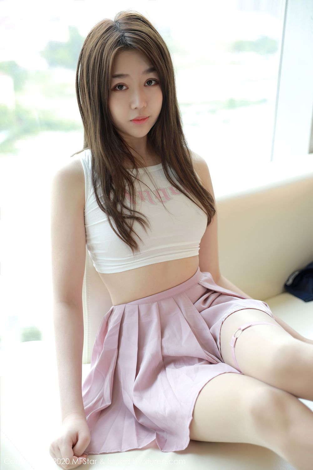 [MFStar模范学院] 美女模特梦梵 - 轻薄吊带与粉色短裙娇媚写真 Vol.384