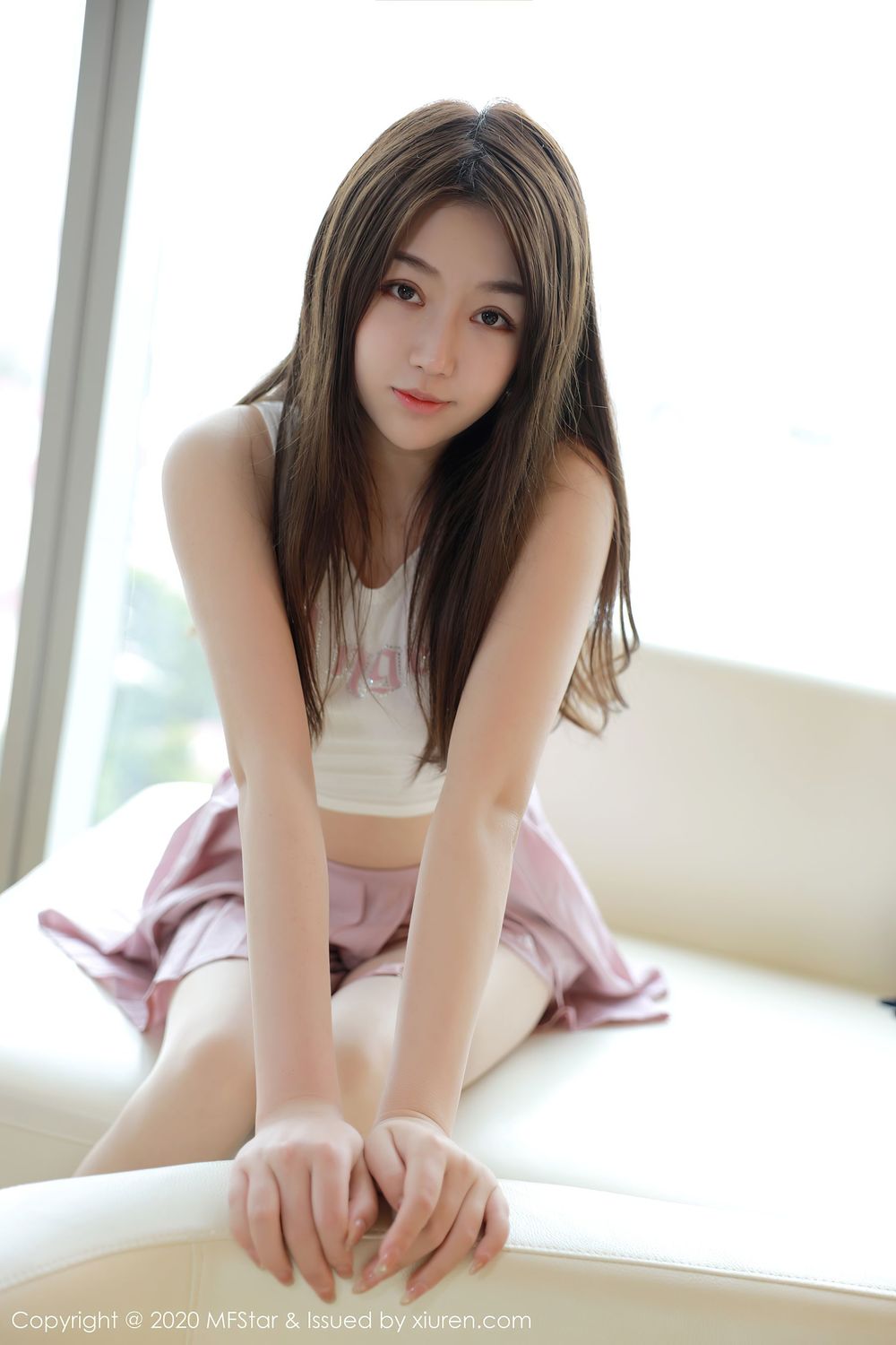 [MFStar模范学院] 美女模特梦梵 - 轻薄吊带与粉色短裙娇媚写真 Vol.384