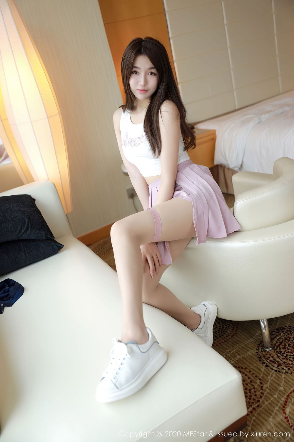 [MFStar模范学院] 美女模特梦梵 - 轻薄吊带与粉色短裙娇媚写真 Vol.384