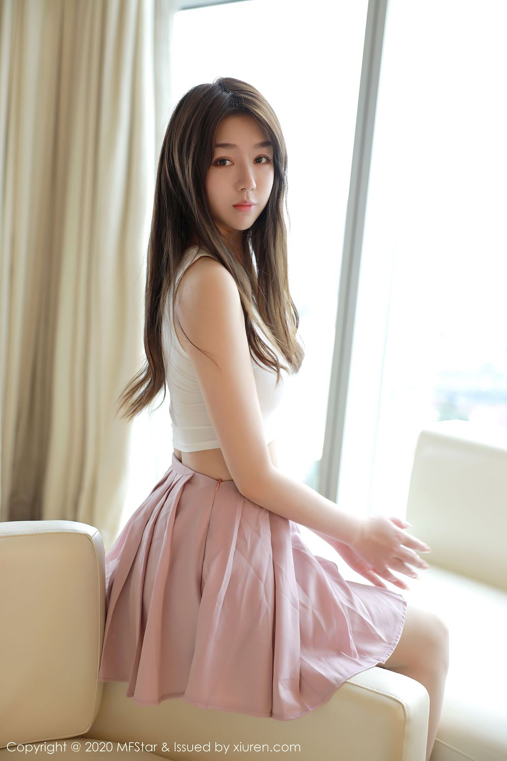 [MFStar模范学院] 美女模特梦梵 - 轻薄吊带与粉色短裙娇媚写真 Vol.384