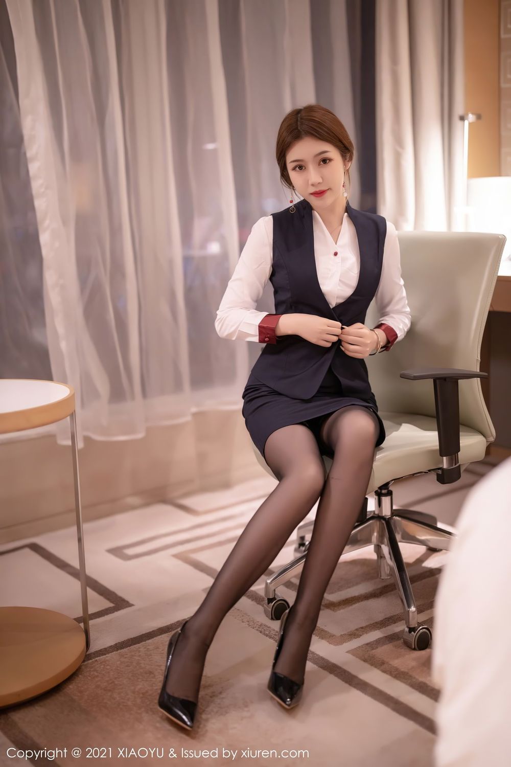 [XIAOYU语画界] 美女模特梦梵 - 黑丝美腿经典空乘制服系列写真 No.449