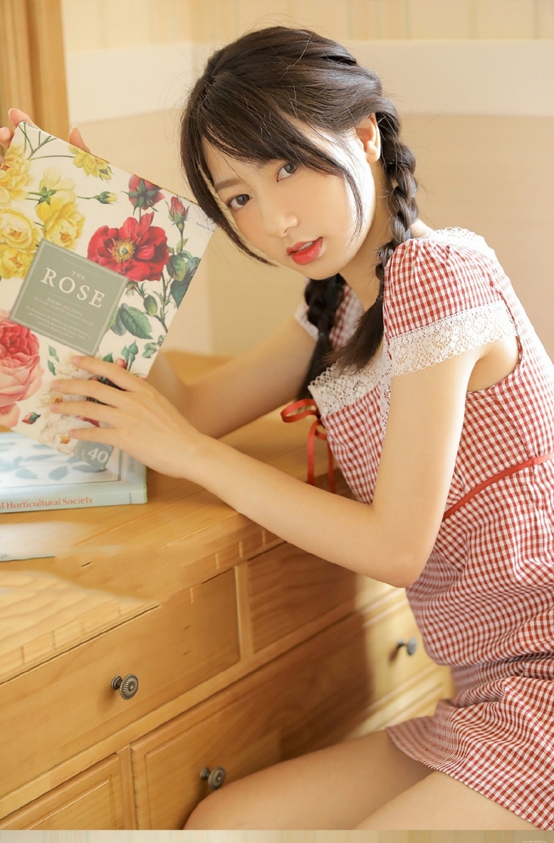 麻花辫小姐姐白丝美腿室内写真