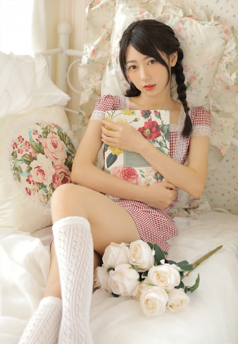 麻花辫小姐姐白丝美腿室内写真