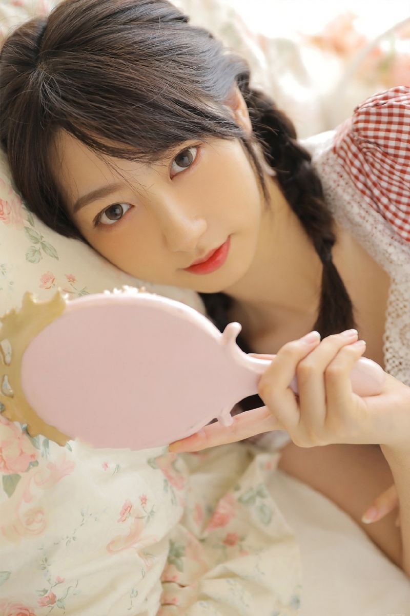 麻花辫小姐姐白丝美腿室内写真