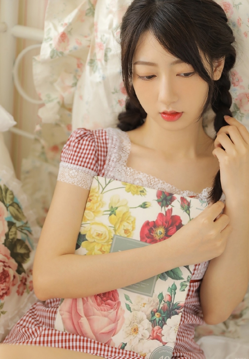 麻花辫小姐姐白丝美腿室内写真