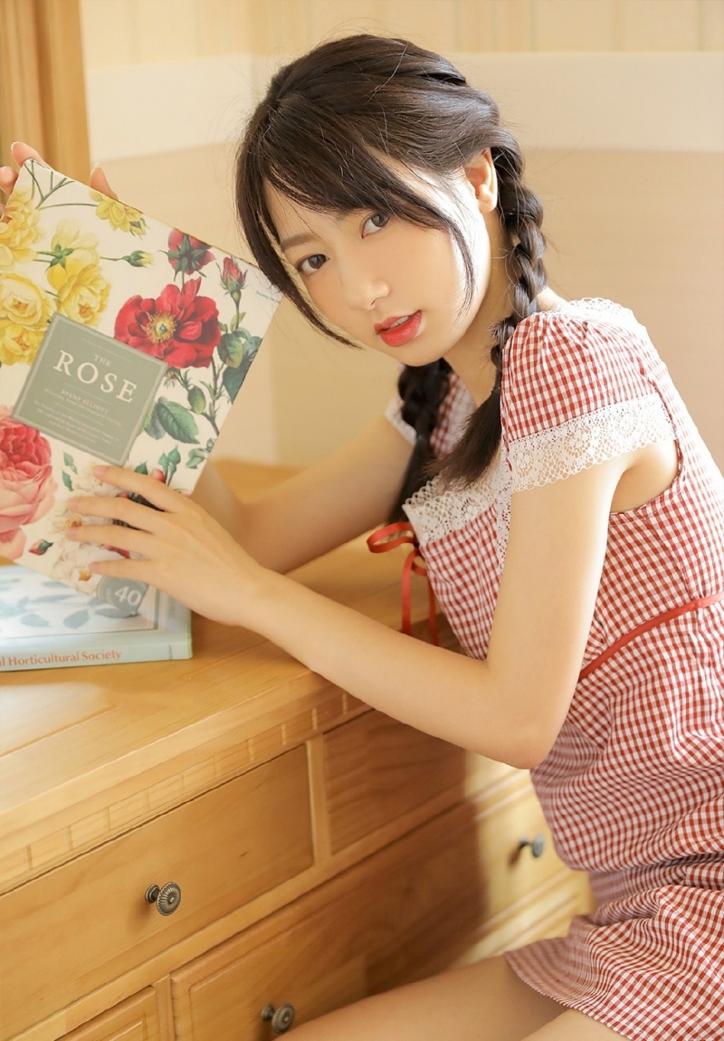 麻花辫小姐姐白丝美腿室内写真