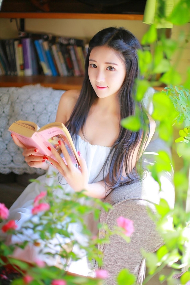 黑长直发美女清新气质户外写真