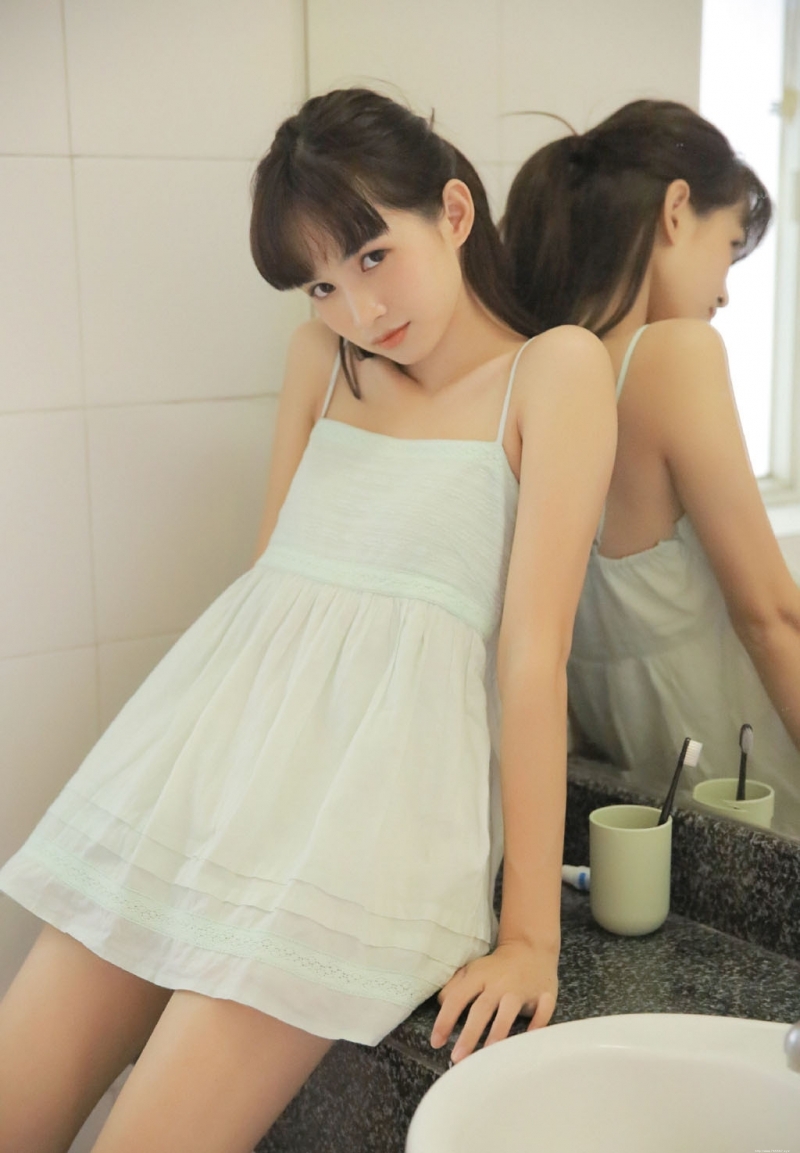 卫生间美少女俏皮可爱居家写真