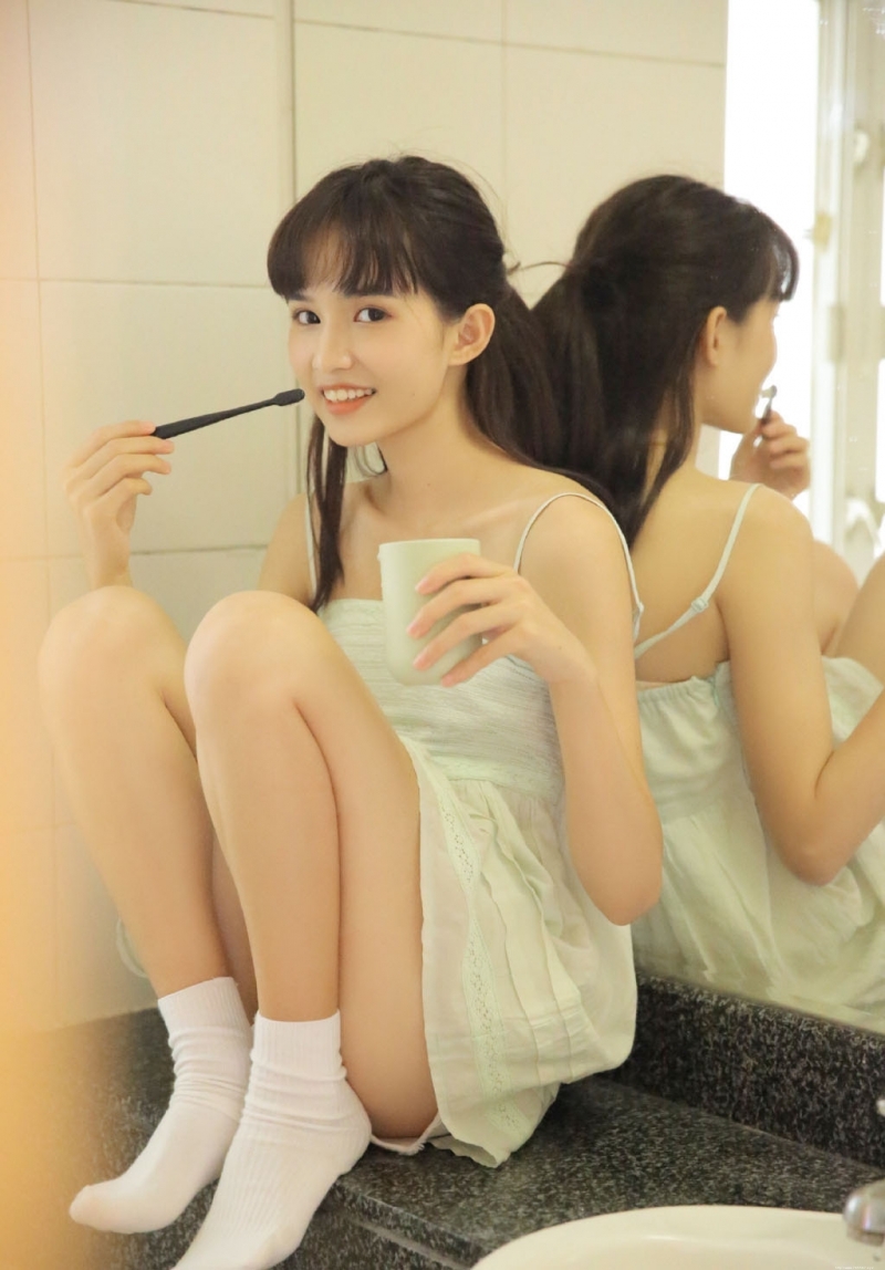 卫生间美少女俏皮可爱居家写真