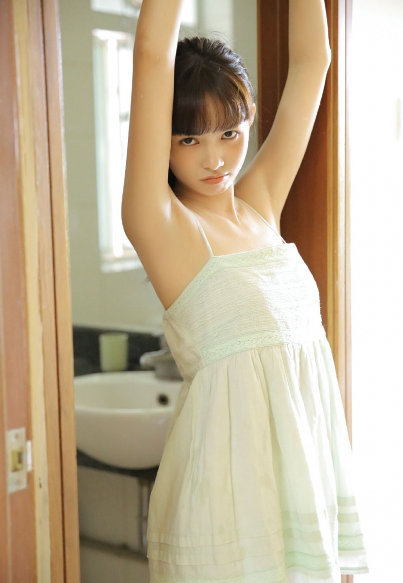 卫生间美少女俏皮可爱居家写真