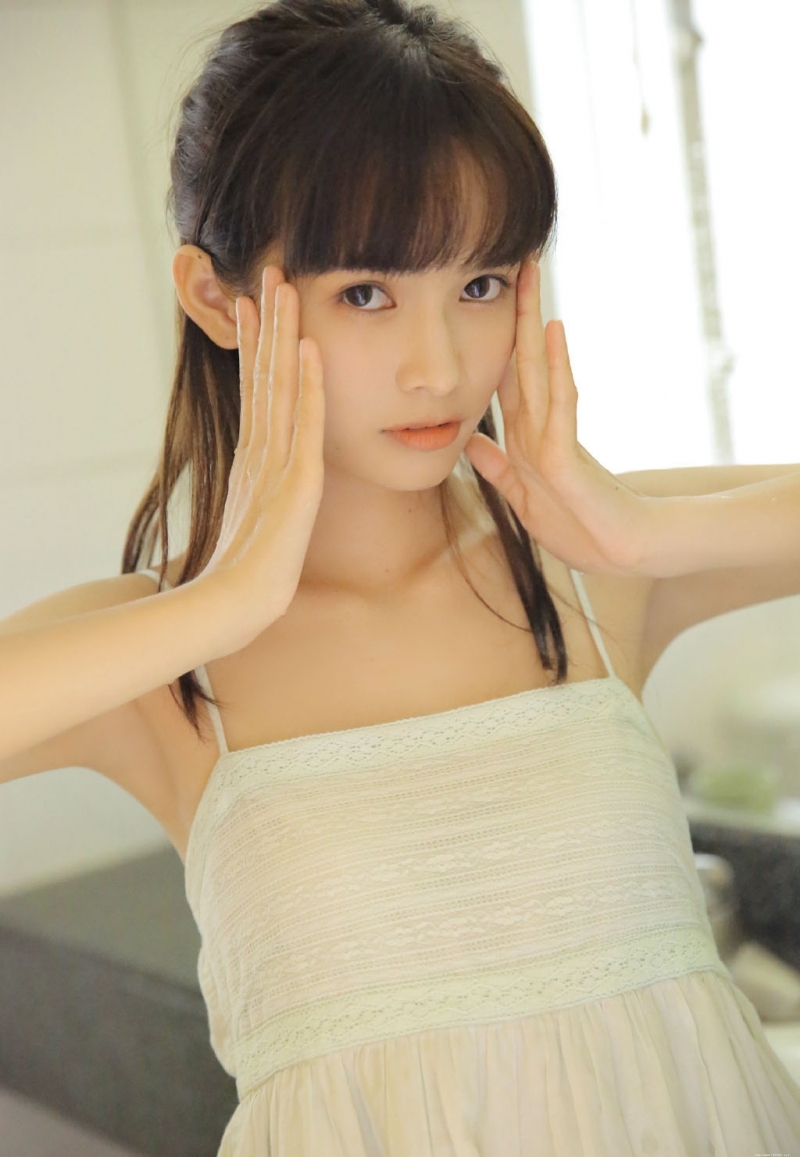 卫生间美少女俏皮可爱居家写真