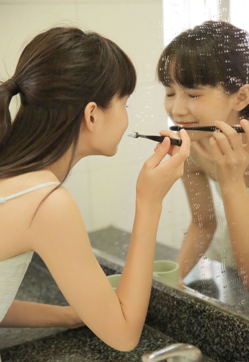 卫生间美少女俏皮可爱居家写真