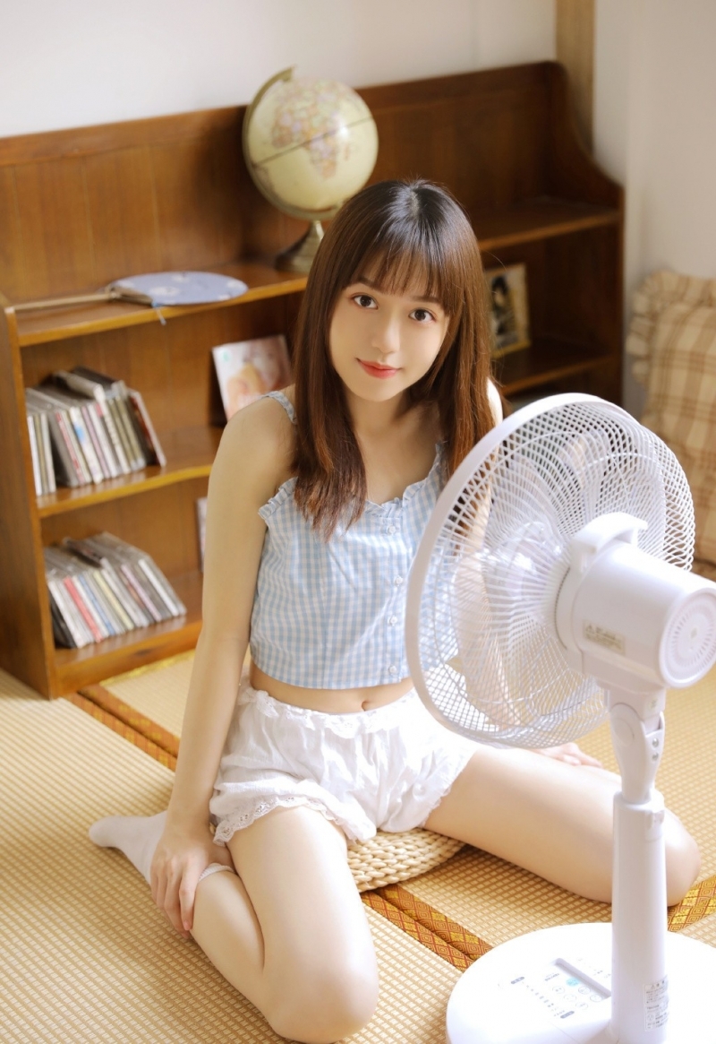 呆萌少女吊带短裤苗条身材图片