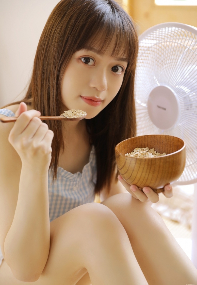 呆萌少女吊带短裤苗条身材图片