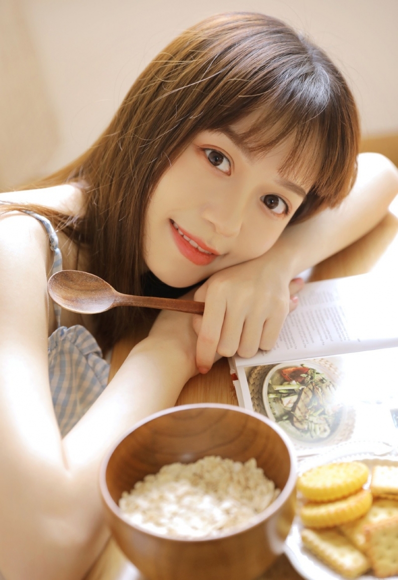 呆萌少女吊带短裤苗条身材图片