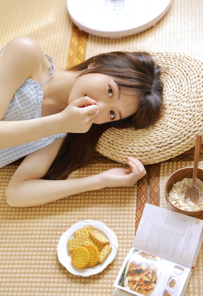 呆萌少女吊带短裤苗条身材图片