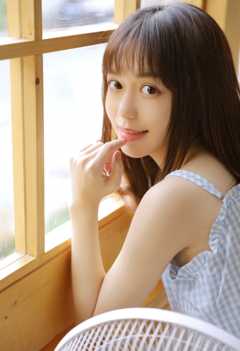 呆萌少女吊带短裤苗条身材图片