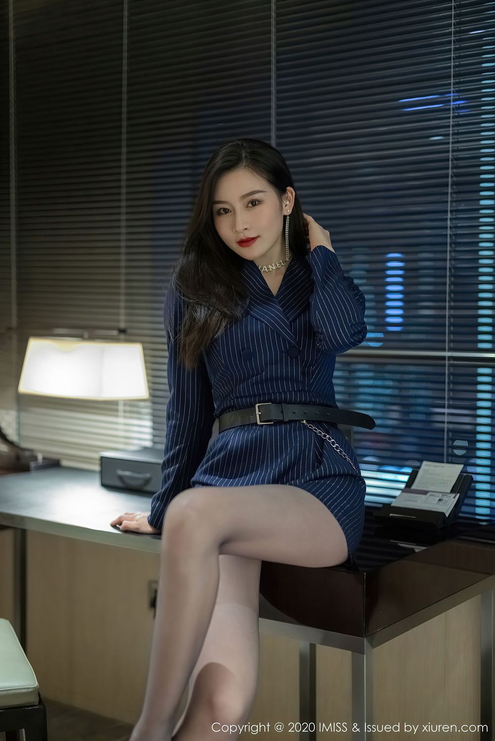 [IMiss爱蜜社] 新人模特Sia - 黑丝美腿情趣服饰都市丽人首套写真 Vol.522