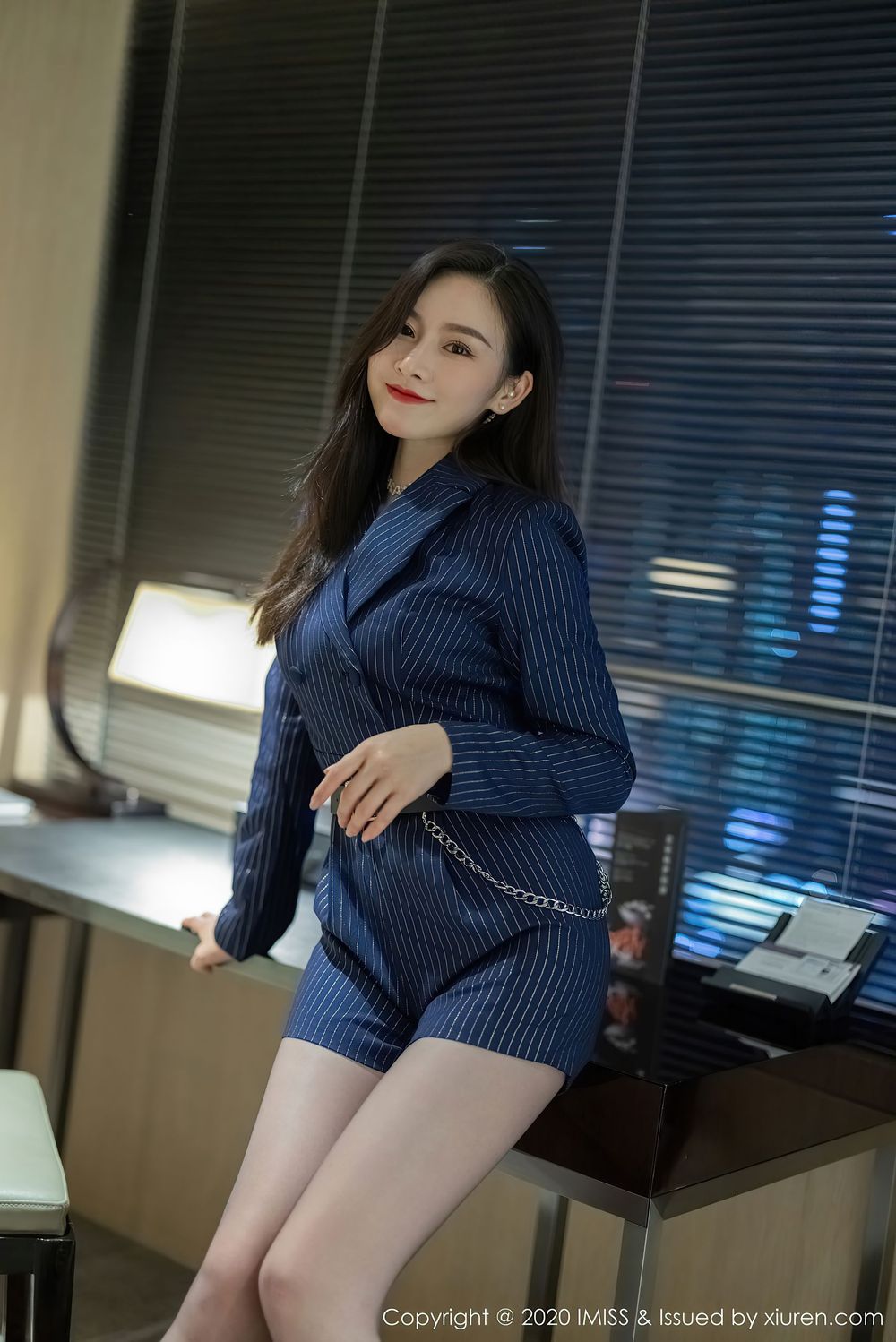 [IMiss爱蜜社] 新人模特Sia - 黑丝美腿情趣服饰都市丽人首套写真 Vol.522