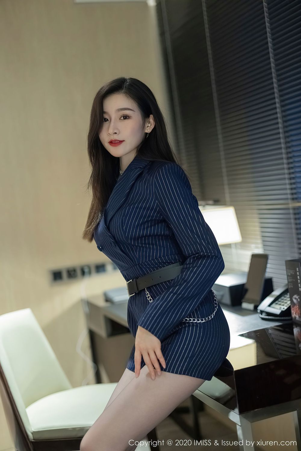 [IMiss爱蜜社] 新人模特Sia - 黑丝美腿情趣服饰都市丽人首套写真 Vol.522