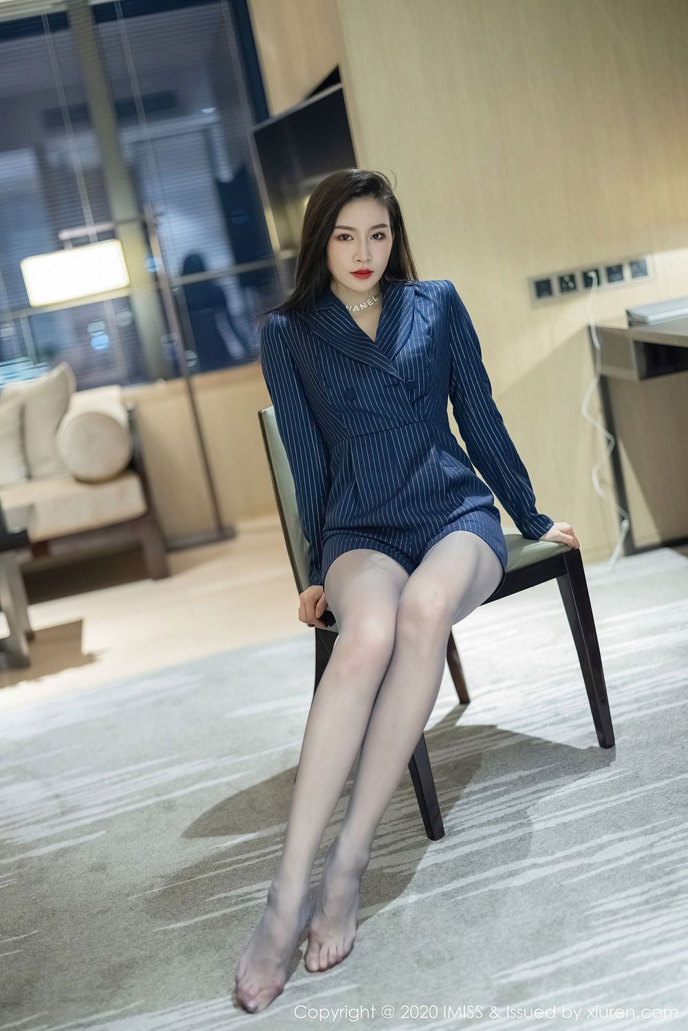 [IMiss爱蜜社] 新人模特Sia - 黑丝美腿情趣服饰都市丽人首套写真 Vol.522